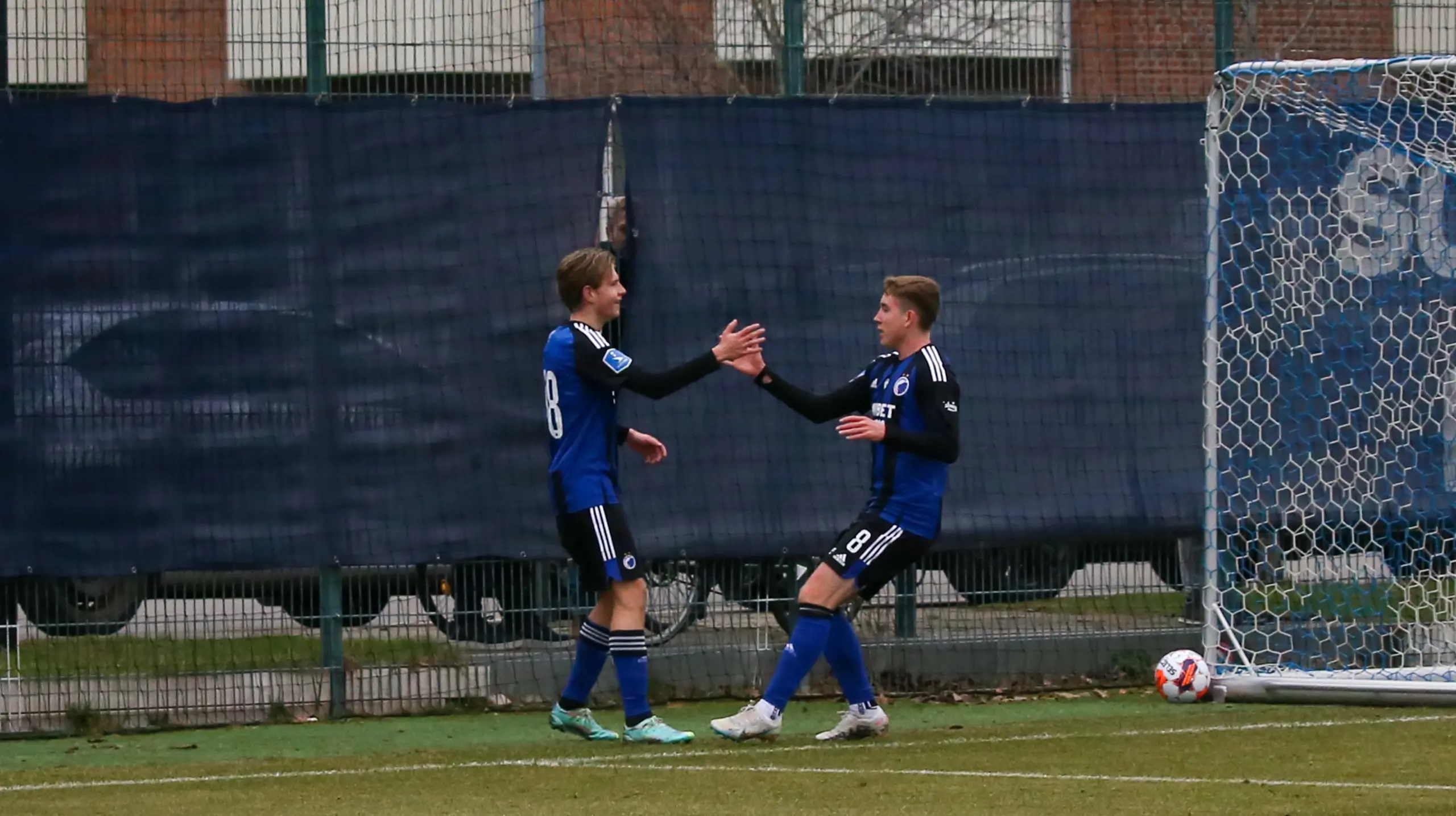 Ísak Jóhannesson takker Thomas Jørgensen for oplægget til 2-0.